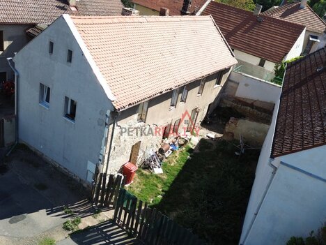 Rodinný dům v centru Hřivic – ke kompletní rekonstrukci, skvělý potenciál a výborná dostupnost do Loun