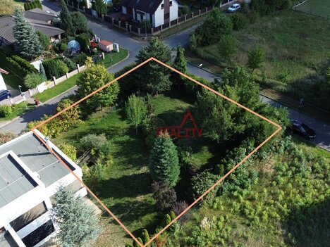 STAVEBNÍ POZEMEK 802 m² SE ZPRACOVANÝM PROJEKTEM DVOJDOMU