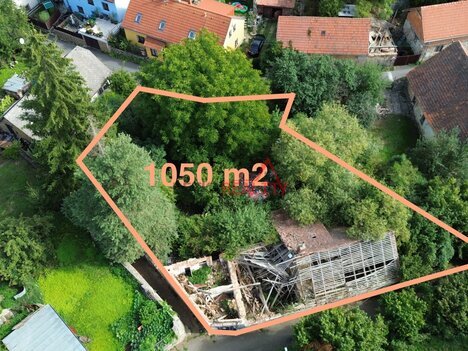 Stavební pozemek 1 050 m² přímo u historického náměstí v Novém Kníně