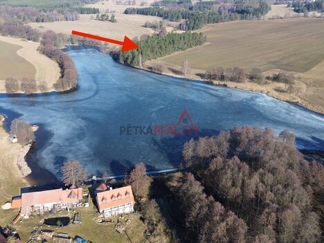Lesní pozemek 1 294 m² s přístupem k rybníku – Zdeslav u Rakovníka